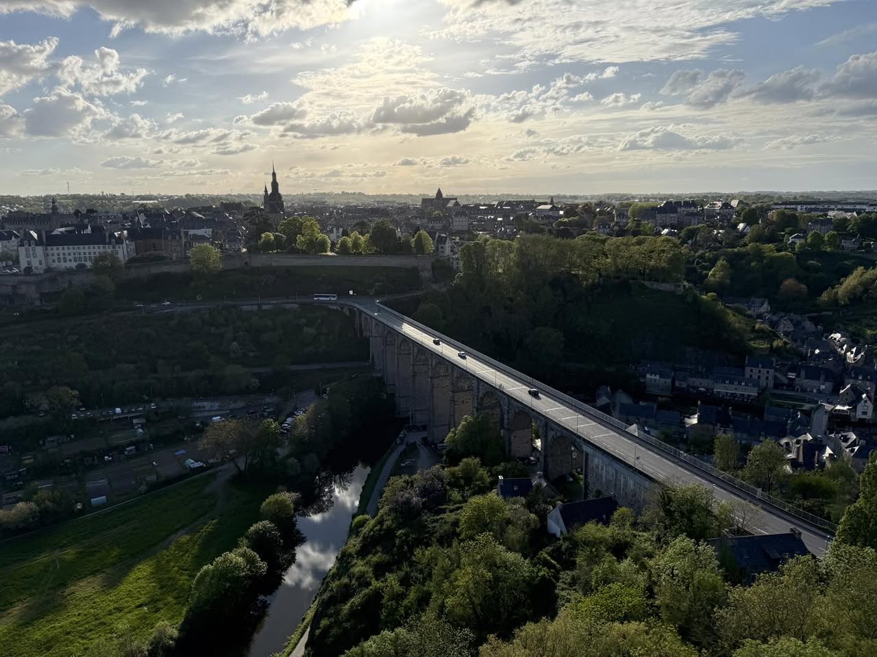 Dinan et son viaduc, vue panoramique depuis la nacelle de la montgolfière